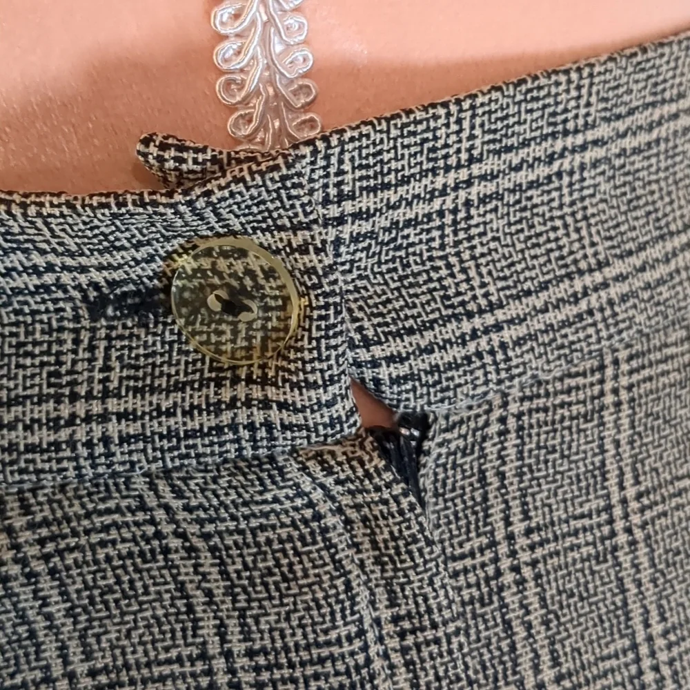 Gray plaid skirt in Women's size 4 - Picture 6 of 8